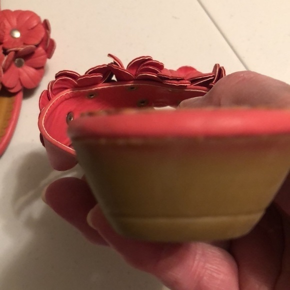 Sophie Sue coral thong sandals with flowers. Sz7 - Picture 4 of 5